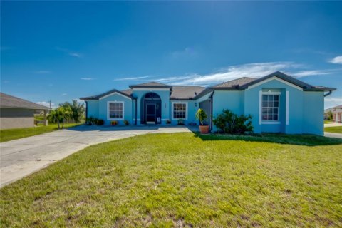 Villa ou maison à Cape Coral, Floride 4 chambres, 159.23 m2 № 2149235