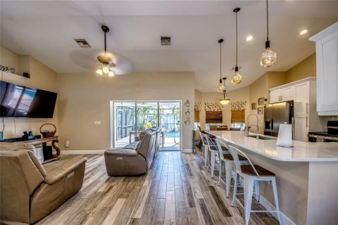 Villa ou maison à vendre à Cape Coral, Floride: 4 chambres, 159.23 m2 № 2149235 - photo 11