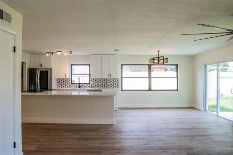 House in Orlando, Florida 3 bedrooms, 162.49 sq.m. № 1813327 - photo 9