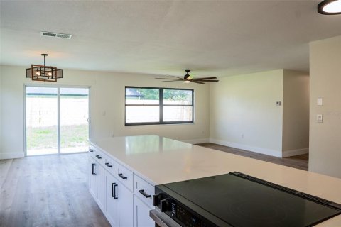House in Orlando, Florida 3 bedrooms, 162.49 sq.m. № 1813327 - photo 8