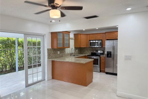 Casa en alquiler en Miami, Florida, 3 dormitorios, 129.69 m2 № 1882590 - foto 2