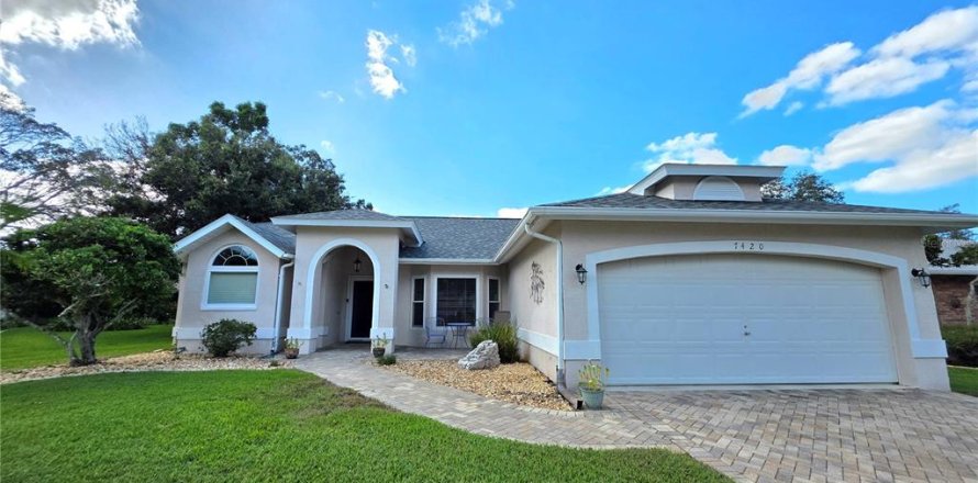 Villa ou maison à Spring Hill, Floride 3 chambres, 160.72 m2 № 2427572