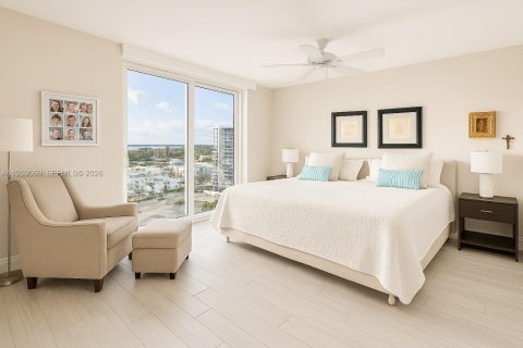Condo in Miami Beach, Florida, 2 bedrooms  № 1996538 - photo 25