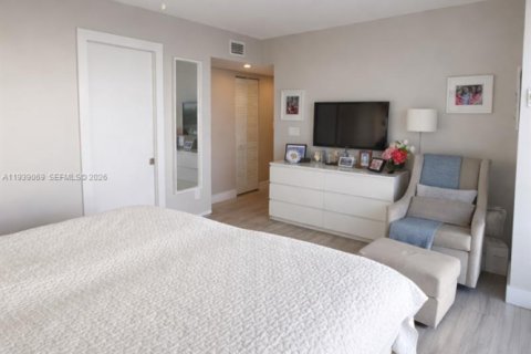 Condo in Miami Beach, Florida, 2 bedrooms  № 1996538 - photo 23