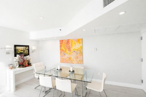 Condo in Miami Beach, Florida, 2 bedrooms  № 1996538 - photo 9