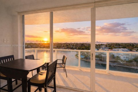 Condo in Miami Beach, Florida, 2 bedrooms  № 1996538 - photo 17