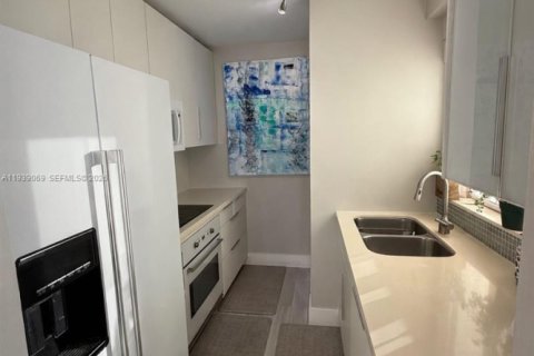 Condo in Miami Beach, Florida, 2 bedrooms  № 1996538 - photo 15