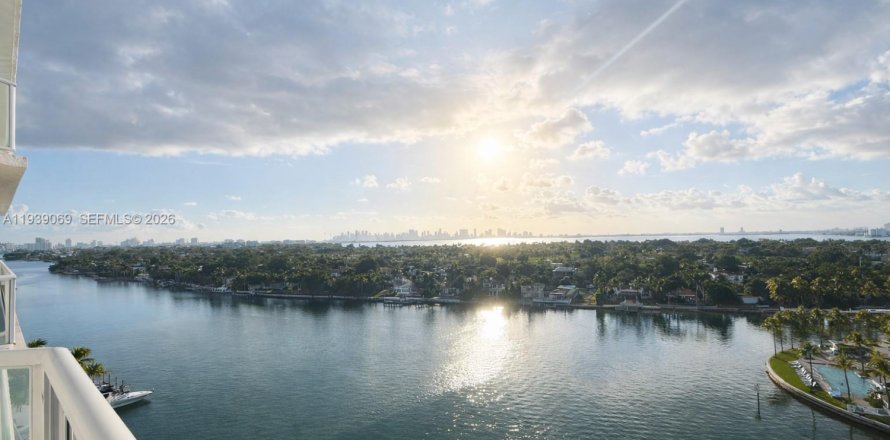 Condo in Miami Beach, Florida, 2 bedrooms  № 1996538