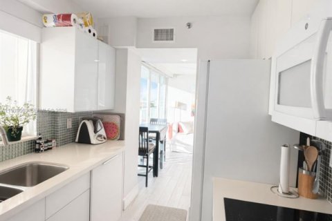 Condo in Miami Beach, Florida, 2 bedrooms  № 1996538 - photo 13