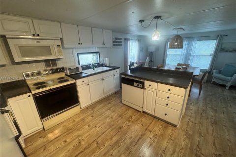 Apartment in Pembroke Park, Florida 2 bedrooms № 2002243 - photo 2