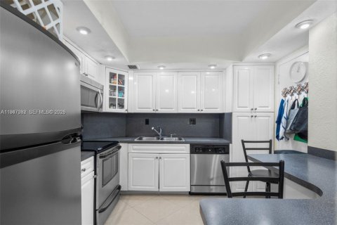 Condominio en venta en Sunny Isles Beach, Florida, 2 dormitorios, 125.42 m2 № 2008790 - foto 6