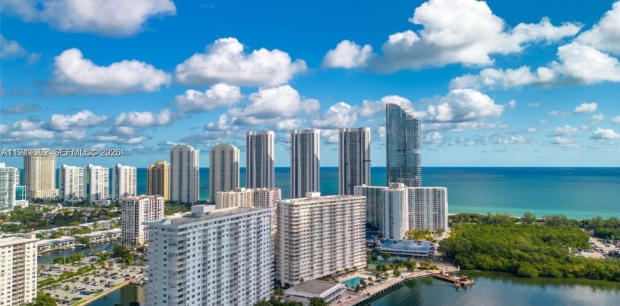 Condominio en Sunny Isles Beach, Florida, 2 dormitorios  № 2008790