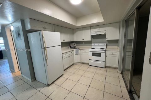 Снять в аренду таунхаус в Вест-Парк, Флорида 2 спальни, 71.35м2, № 2062960 - фото 3