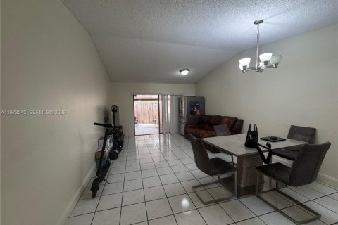 Adosado en alquiler en Miami, Florida, 3 dormitorios, 95.5 m2 № 2034079 - foto 2