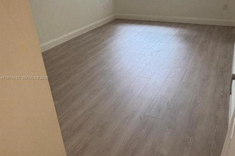 Adosado en alquiler en Miami, Florida, 3 dormitorios, 95.5 m2 № 2034079 - foto 16