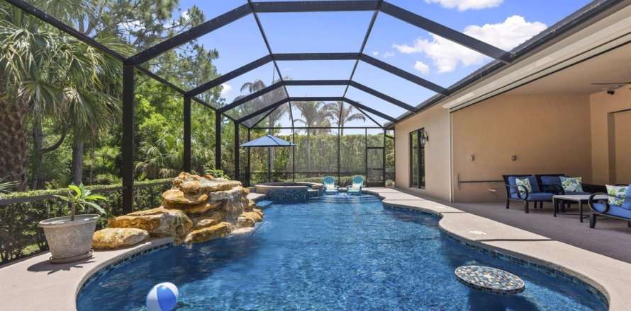 House in Palm City, Florida 3 bedrooms, 237.37 sq.m. № 2175478