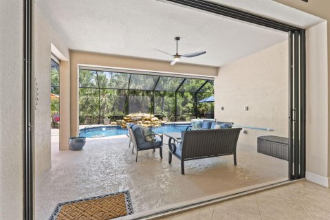 House in Palm City, Florida 3 bedrooms, 237.37 sq.m. № 2175478 - photo 12