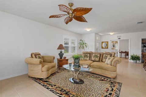 House in Punta Gorda, Florida 2 bedrooms, 140.28 sq.m. № 2091672 - photo 7