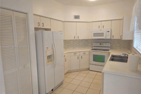 Condo in Miami Lakes, Florida, 3 bedrooms № 2269693 - photo 10