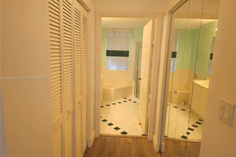 Condo in Miami Lakes, Florida, 3 bedrooms № 2269693 - photo 8