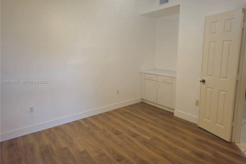 Condo in Miami Lakes, Florida, 3 bedrooms № 2269693 - photo 9