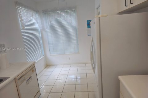 Condo in Miami Lakes, Florida, 3 bedrooms № 2269693 - photo 11