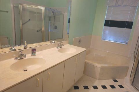 Condo in Miami Lakes, Florida, 3 bedrooms № 2269693 - photo 7