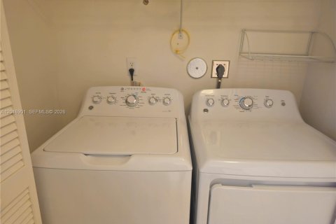 Condo in Miami Lakes, Florida, 3 bedrooms № 2269693 - photo 15