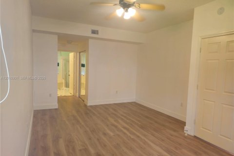 Condo in Miami Lakes, Florida, 3 bedrooms № 2269693 - photo 5