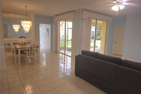 Condo in Miami Lakes, Florida, 3 bedrooms № 2269693 - photo 2