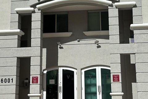 Copropriété à louer à South Miami, Floride: 2 chambres, 93.83 m2 № 1971490 - photo 3