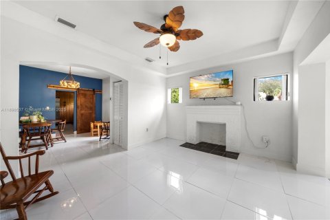 House in North Miami, Florida 3 bedrooms, 140.75 sq.m. № 1953253 - photo 5