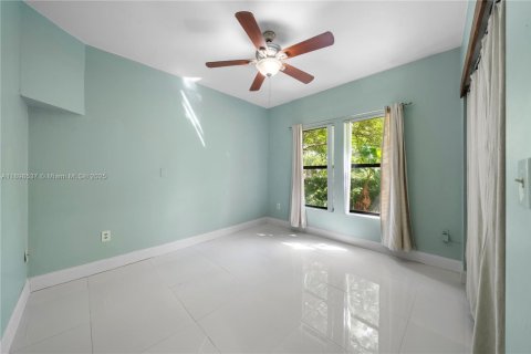 House in North Miami, Florida 3 bedrooms, 140.75 sq.m. № 1953253 - photo 14