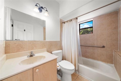 House in North Miami, Florida 3 bedrooms, 140.75 sq.m. № 1953253 - photo 15