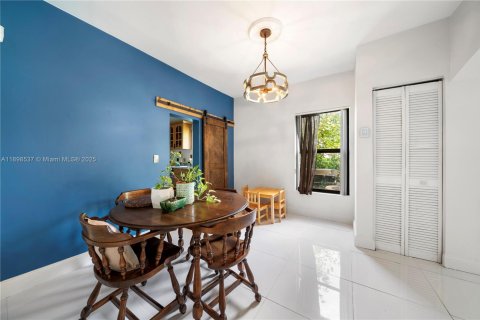 House in North Miami, Florida 3 bedrooms, 140.75 sq.m. № 1953253 - photo 9