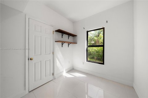 House in North Miami, Florida 3 bedrooms, 140.75 sq.m. № 1953253 - photo 17