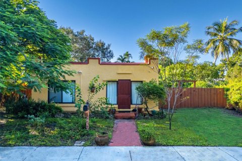 House in North Miami, Florida 3 bedrooms, 140.75 sq.m. № 1953253 - photo 1