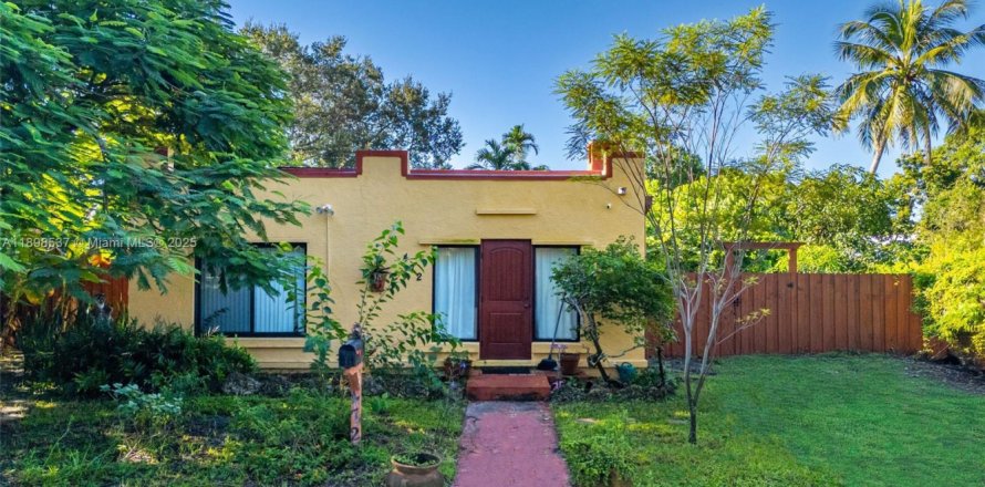 House in North Miami, Florida 3 bedrooms, 140.75 sq.m. № 1953253