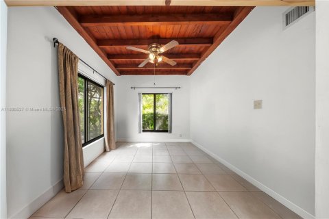 House in North Miami, Florida 3 bedrooms, 140.75 sq.m. № 1953253 - photo 6