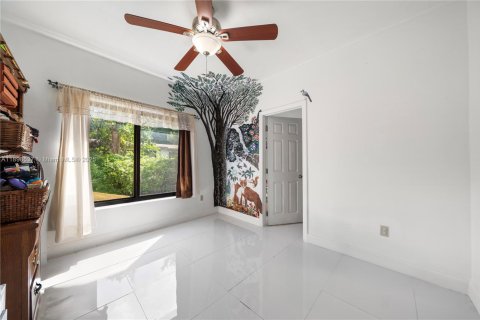 House in North Miami, Florida 3 bedrooms, 140.75 sq.m. № 1953253 - photo 16
