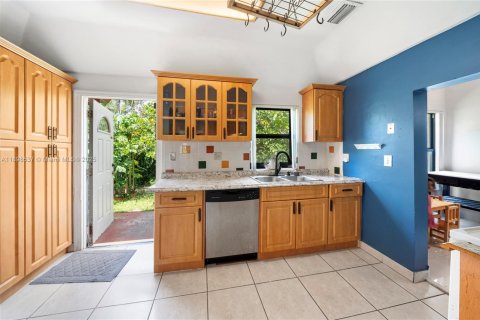 House in North Miami, Florida 3 bedrooms, 140.75 sq.m. № 1953253 - photo 13
