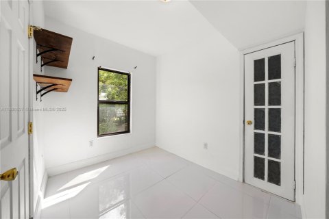 House in North Miami, Florida 3 bedrooms, 140.75 sq.m. № 1953253 - photo 18