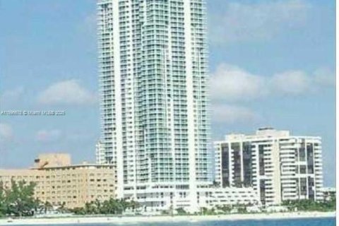 Снять в аренду кондоминиум в Майами-Бич, Флорида 2 спальни, 122.82м2, № 1948354 - фото 1