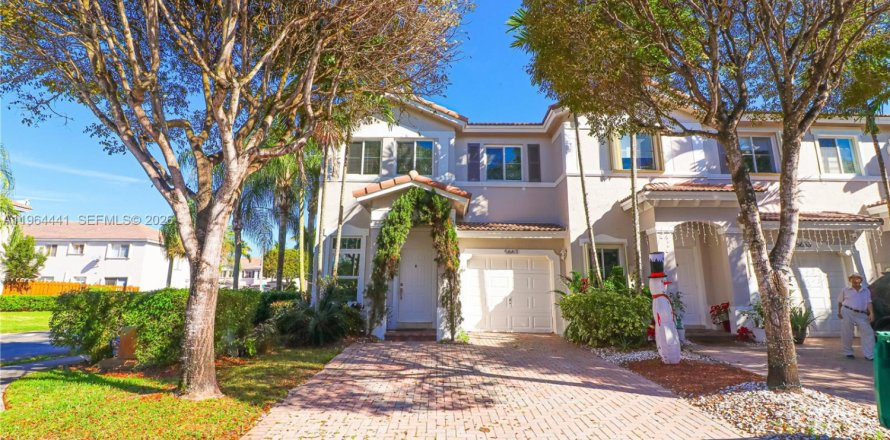 Touwnhouse à Doral, Floride 3 chambres, 155.7 m2 № 2028184