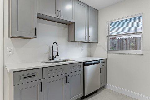 Casa en venta en Tampa, Florida, 4 dormitorios, 129.32 m2 № 1884688 - foto 9