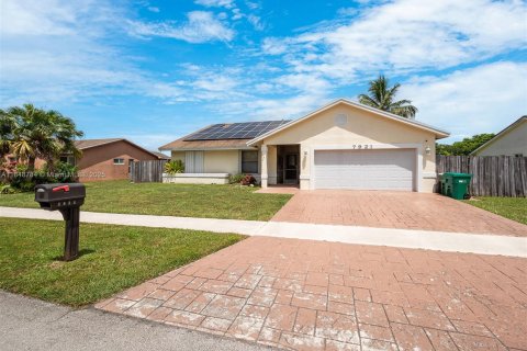 Casa en venta en Tamarac, Florida, 3 dormitorios, 171.78 m2 № 1851974 - foto 1