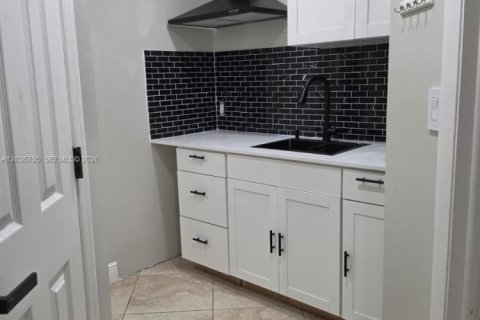 Propiedad comercial en alquiler en Miami, Florida, 1 dormitorio, 131.09 m2 № 2085013 - foto 9