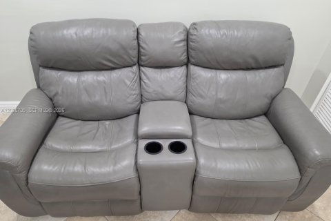 Propiedad comercial en alquiler en Miami, Florida, 1 dormitorio, 131.09 m2 № 2085013 - foto 4