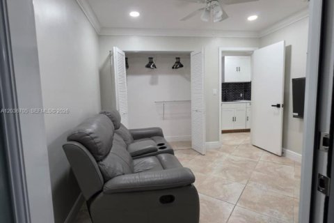 Propiedad comercial en alquiler en Miami, Florida, 1 dormitorio, 131.09 m2 № 2085013 - foto 2
