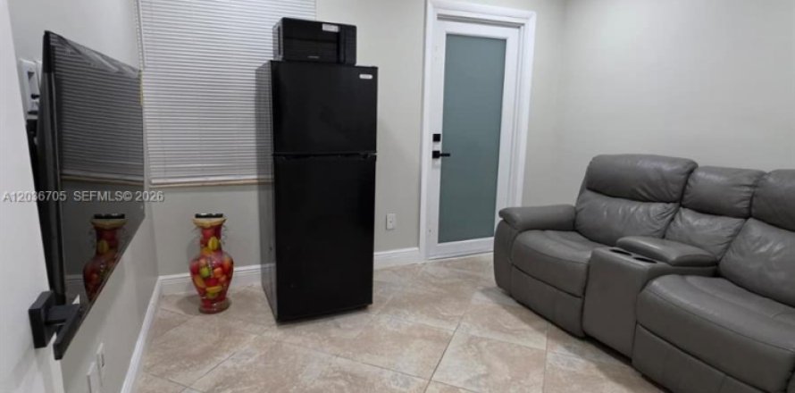 Propiedad comercial en Miami, Florida 1 dormitorio, 131.09 m2 № 2085013